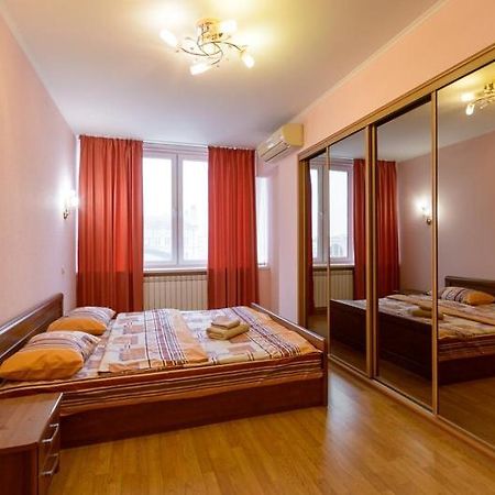 Апартаменти 3-Кімнатні Поруч З М. Театральна Kiev Exteriör bild